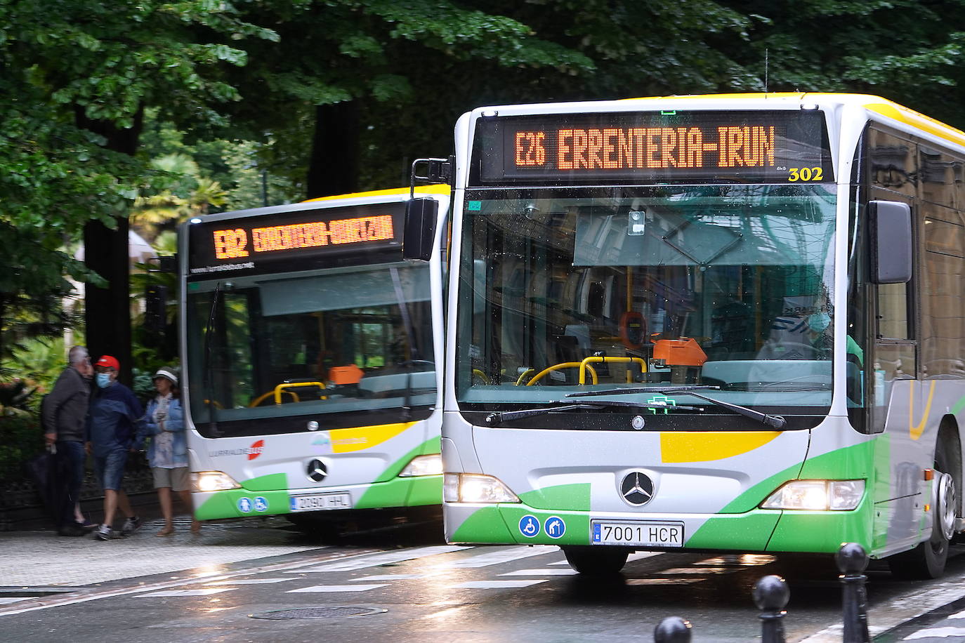 Dos autobuses de Lurraldebus, uno de los operadores intregrados en la red Mugi, transitan por la plaza Gipuzkoa de Donostia, 