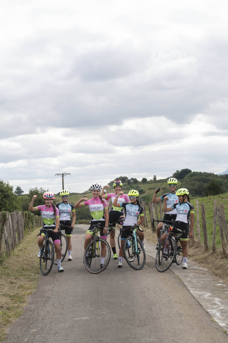 Fotos: Las ciclistas pedalean la subida del final de la Clásica