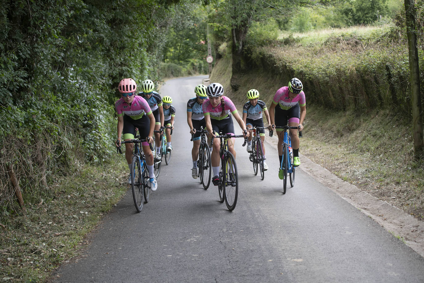 Fotos: Las ciclistas pedalean la subida del final de la Clásica