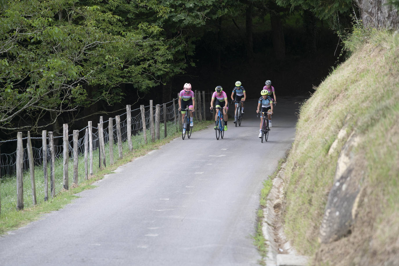 Fotos: Las ciclistas pedalean la subida del final de la Clásica