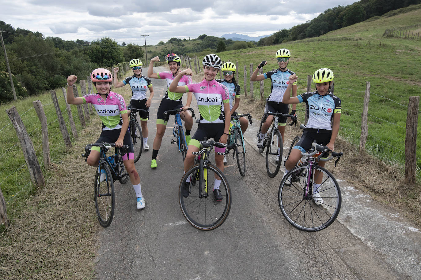 Fotos: Las ciclistas pedalean la subida del final de la Clásica