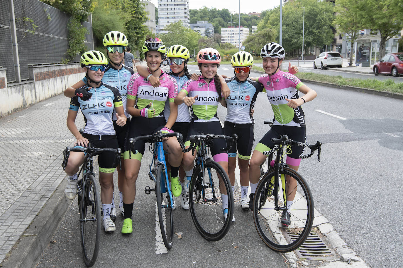 Fotos: Las ciclistas pedalean la subida del final de la Clásica