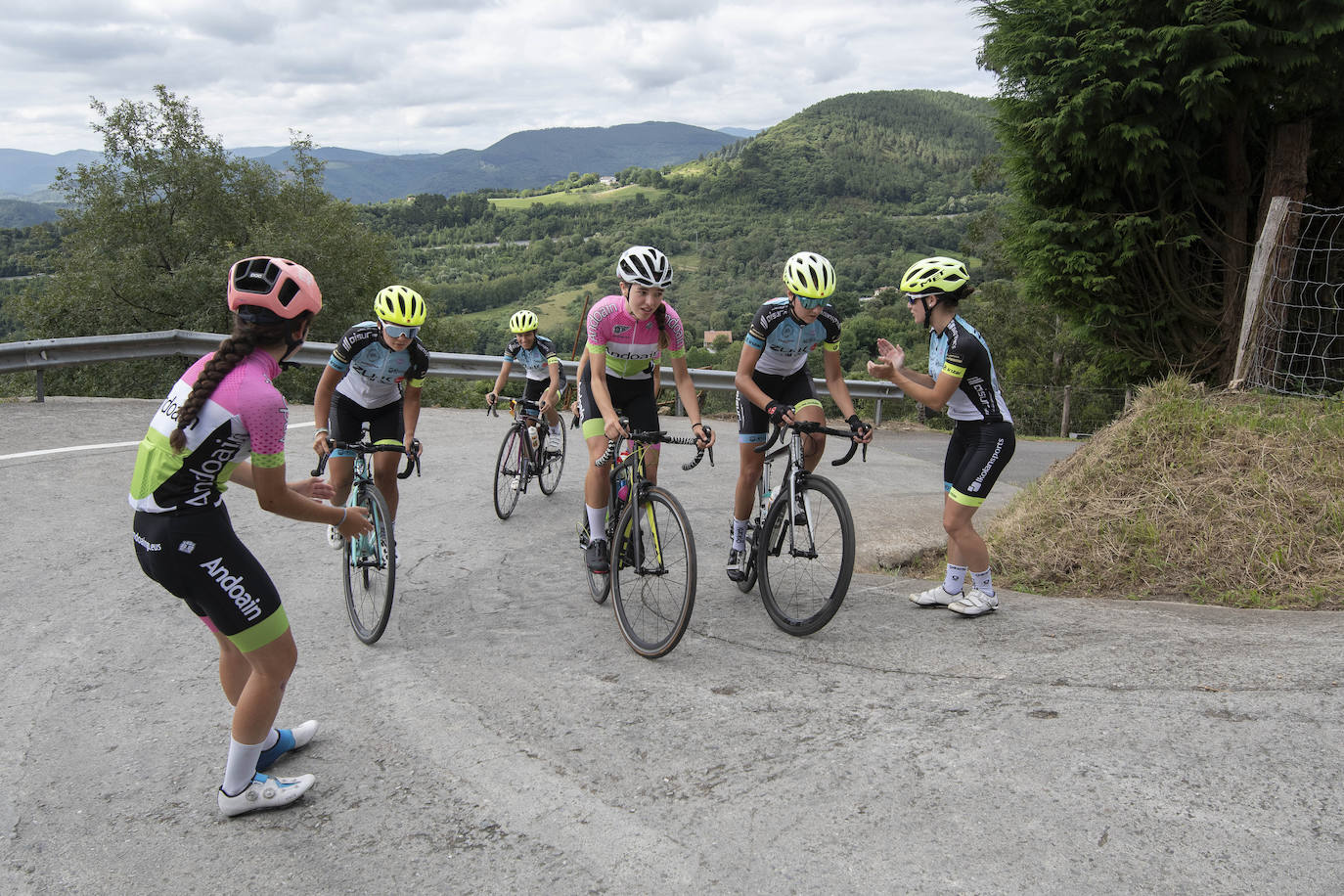Fotos: Las ciclistas pedalean la subida del final de la Clásica