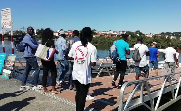 La tripulación, en el pantalán de Santiagotarrak, donde se han dado cita para embarcarse en el patache de Elkano Itsas Herria. 