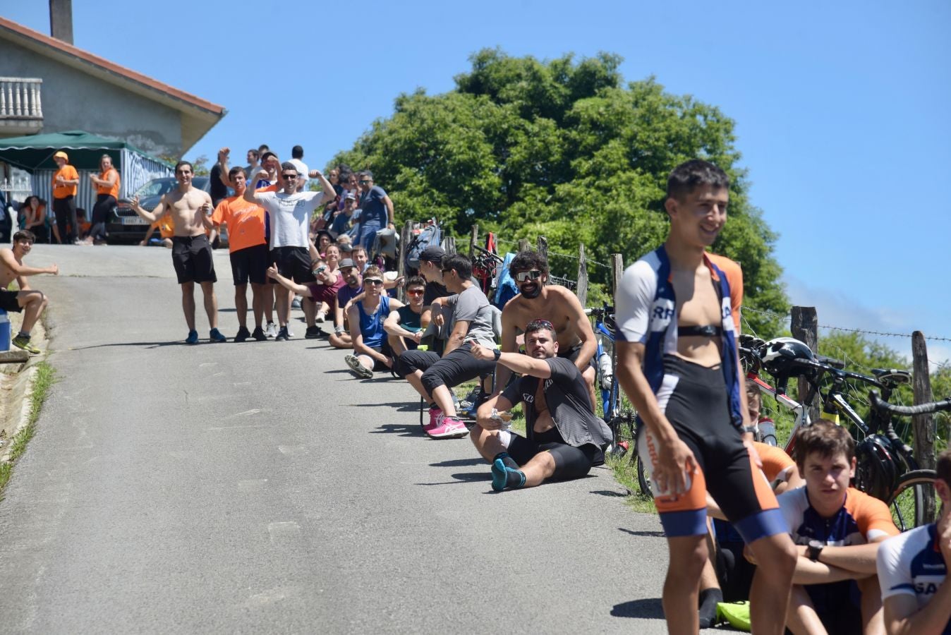 Fotos: Los aficionados se preparan para la llegada de los ciclistas a Murgil