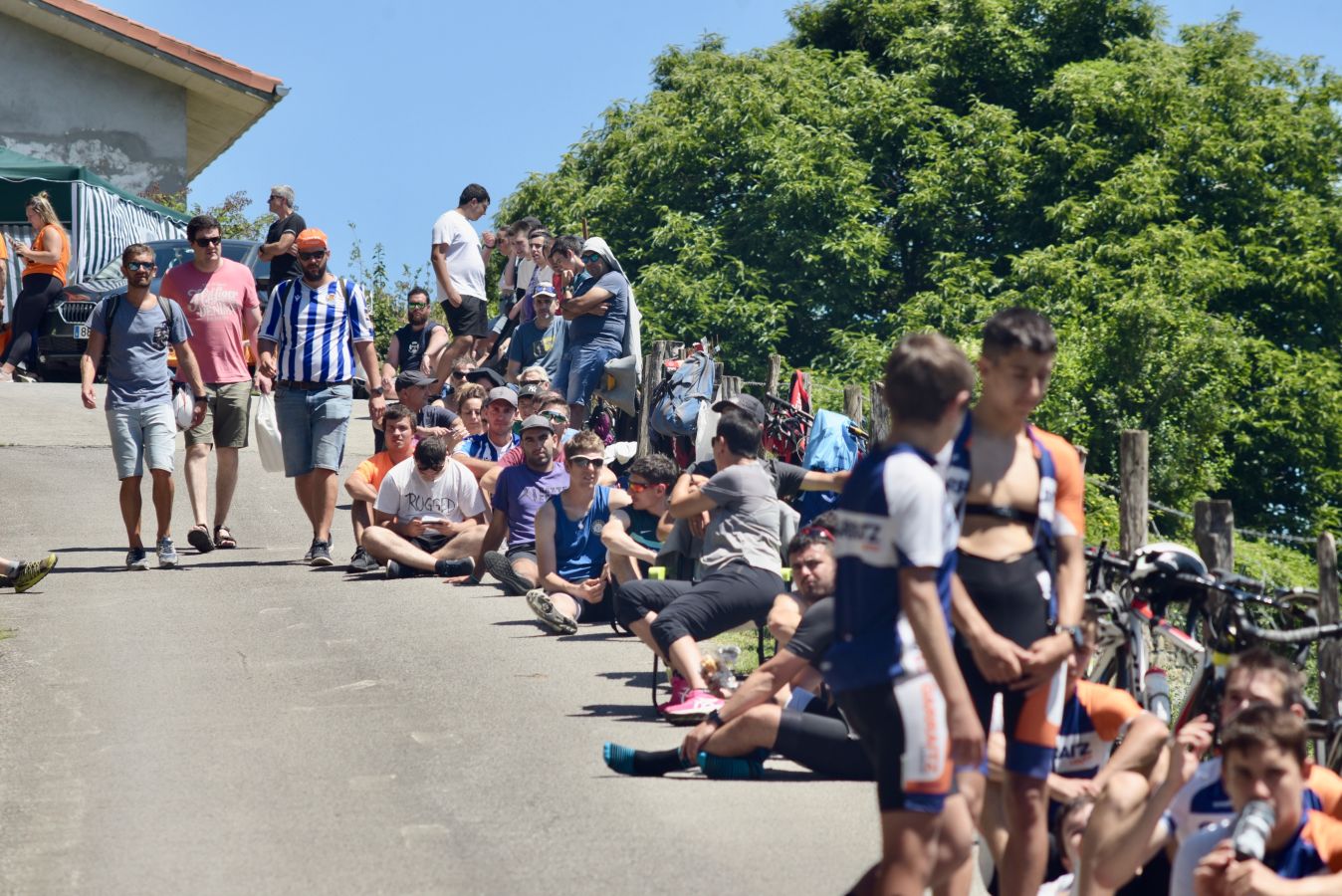 Fotos: Los aficionados se preparan para la llegada de los ciclistas a Murgil