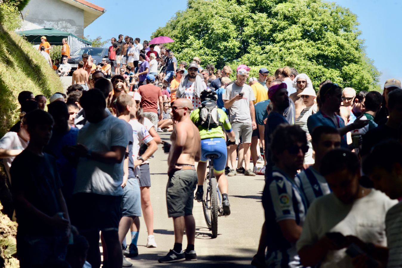 Fotos: Los aficionados se preparan para la llegada de los ciclistas a Murgil