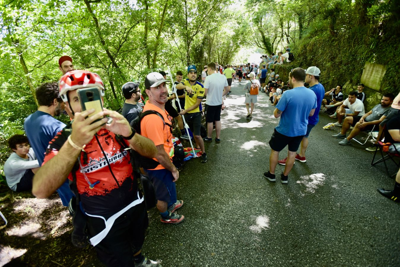 Fotos: Los aficionados se preparan para la llegada de los ciclistas a Murgil