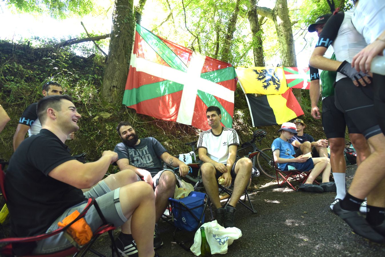 Fotos: Los aficionados se preparan para la llegada de los ciclistas a Murgil