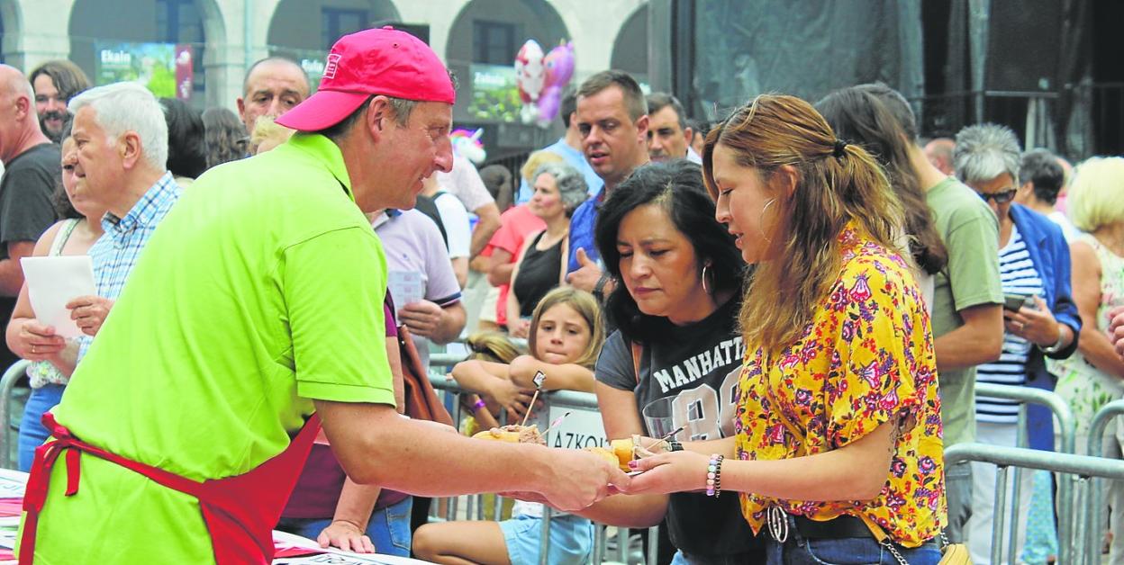 Misio Taldeko kideetako bat txekor errea banatzen Santio Egunean. 