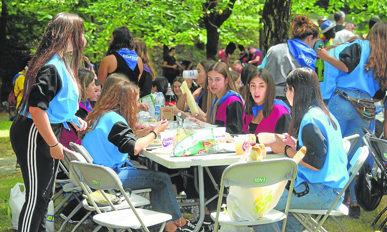 Grupos de amigos de todas las edades compartieron mesa en la campa de Etxeondo, donde disfrutaron de una jornada festiva. 