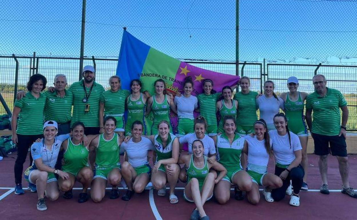 Las remeras de Hondarribia posan con la bandera conquistada en Camargo. 