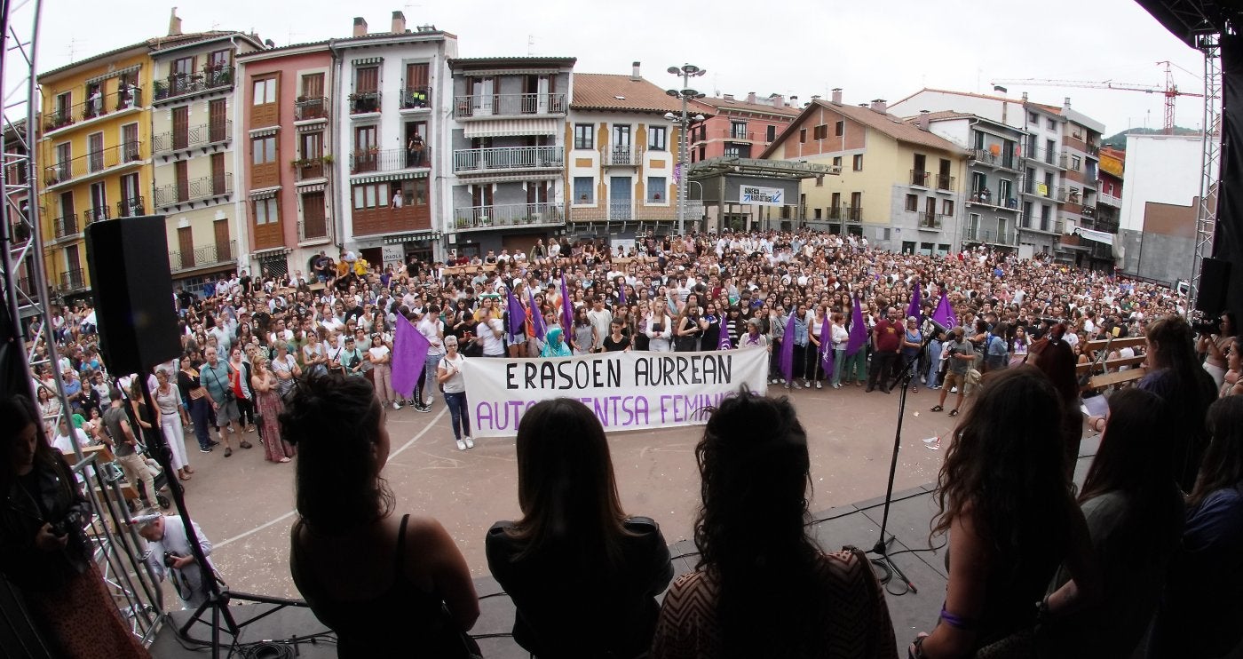 Cientos de personas participaron ayer por la tarde en la plaza Errebote en la concentración para denunciar las últimas agresiones sexuales ocurridas en las fiestas de Villabona. 