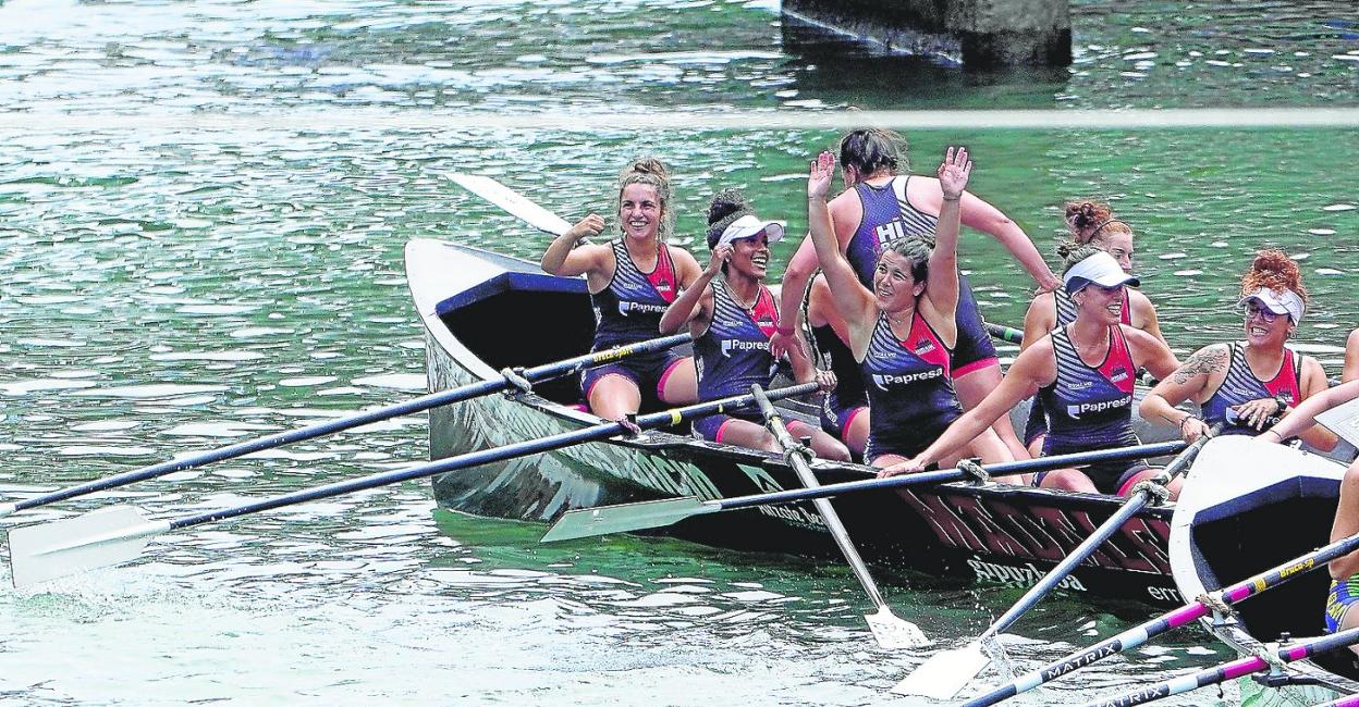 Las tripulantes de la Madalen saludan a la afición tras una de las regatas disputadas en esta liga ETE. 
