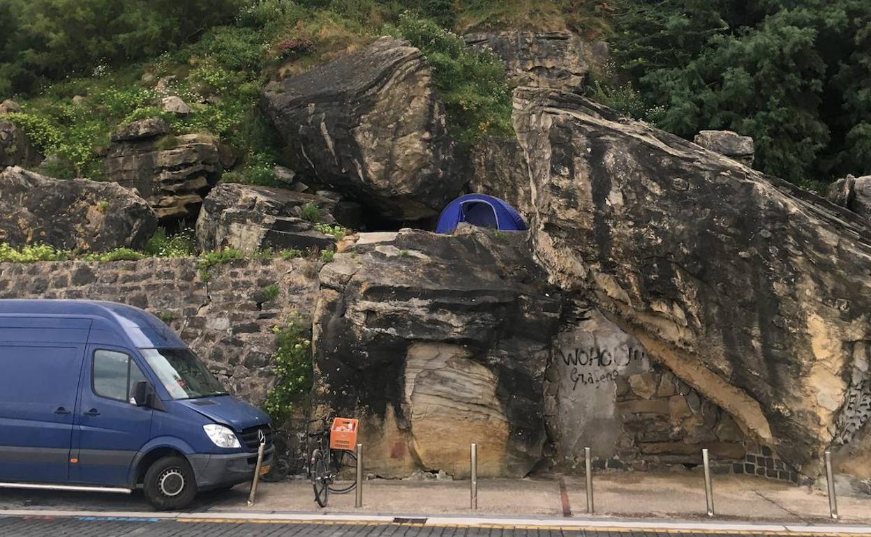 La tienda de campaña colocada en el Paseo Nuevo de San Sebastián