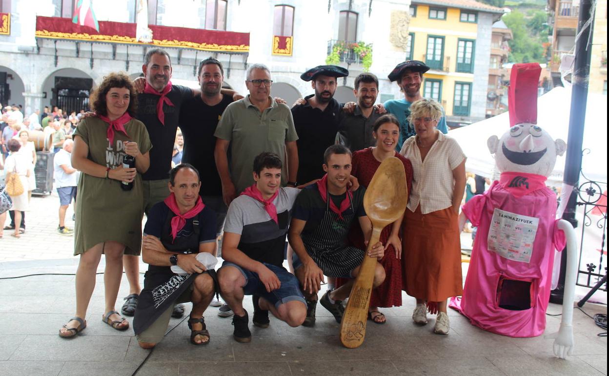 XI. Bakailao lehiaketako irabazleak, epaimahaiko kideekin batera