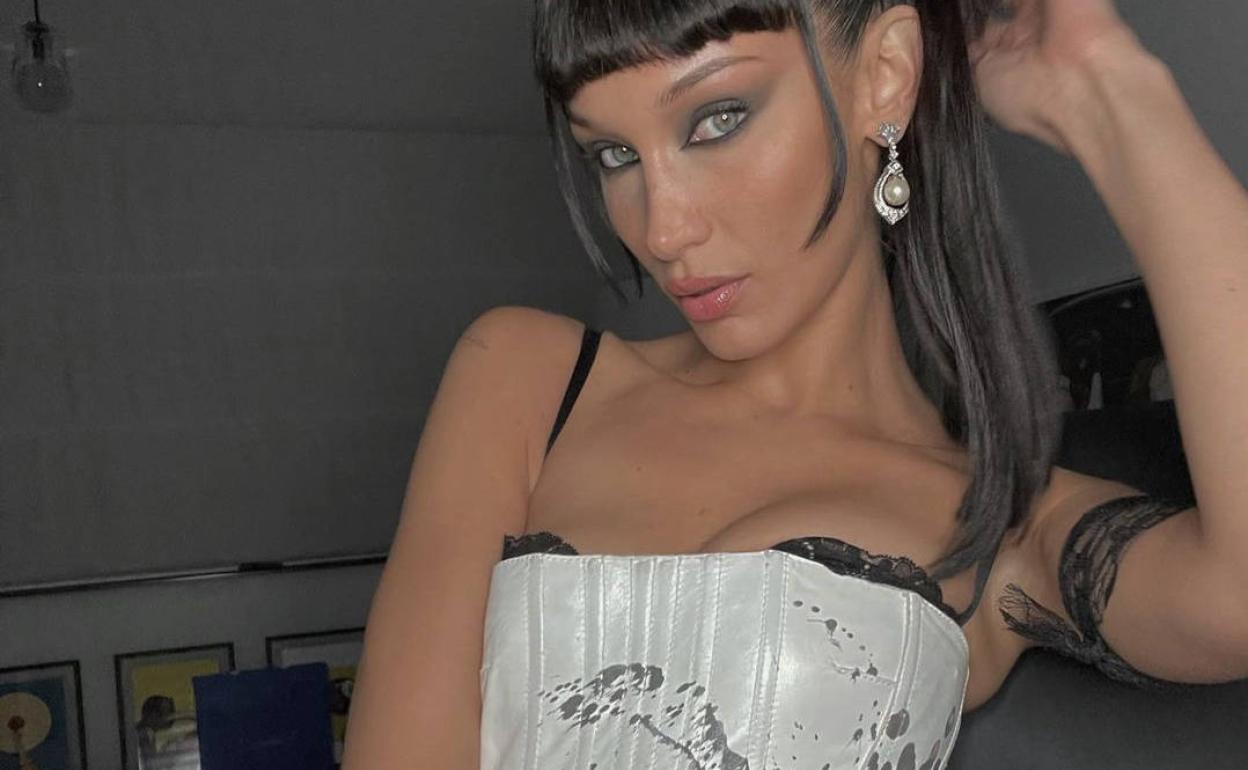La modelo Bella Hadid luce un sensual corsé blanco. 