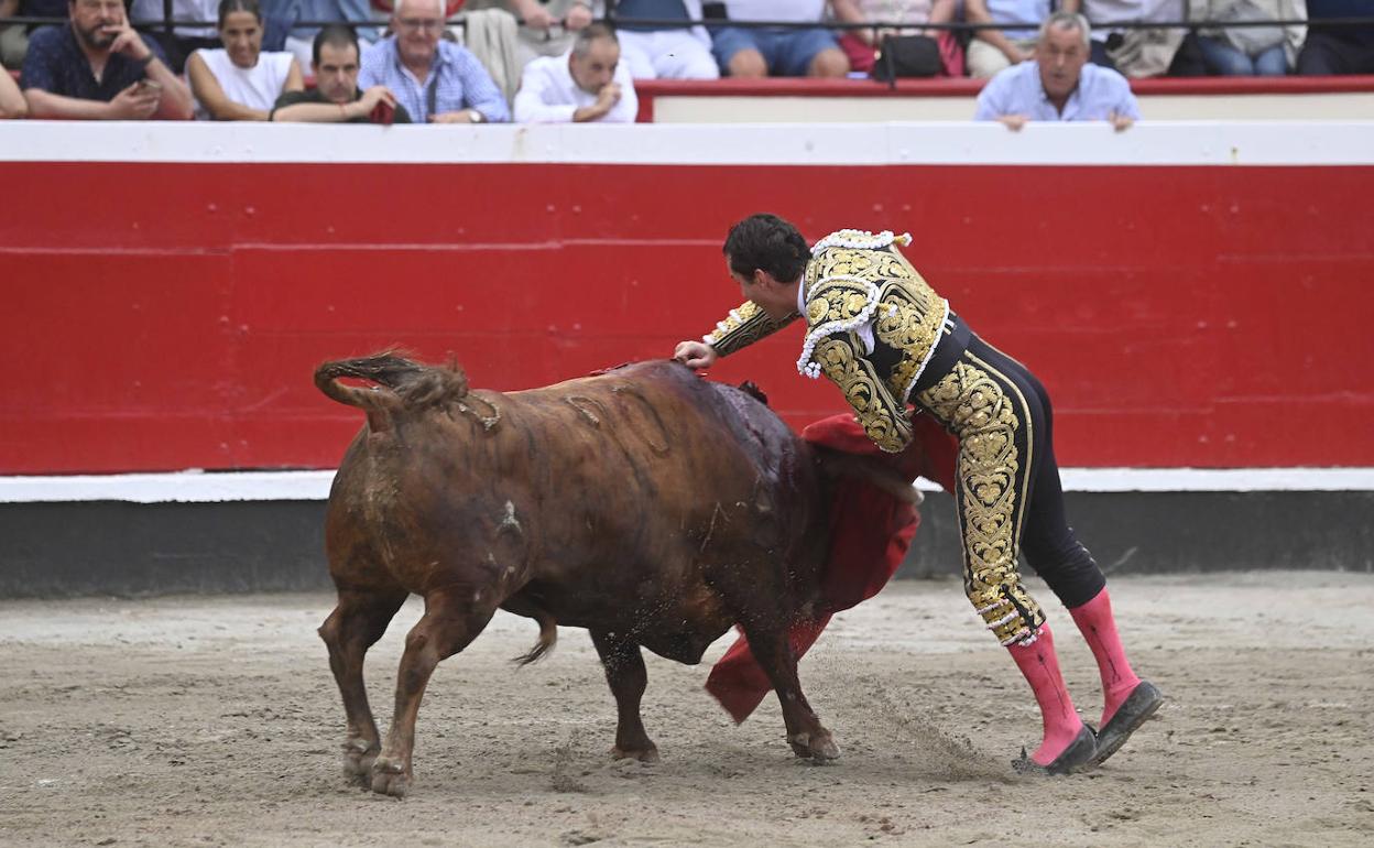 Gran estocada de Daniel Luque al quinto.