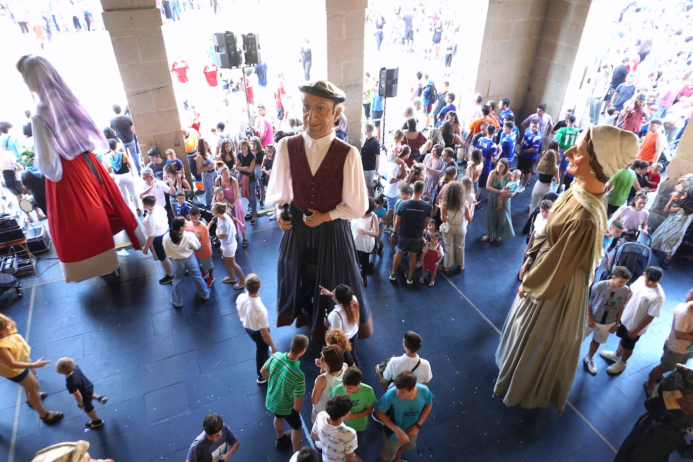 Fotos: Xanisteban festetan murgildu dira oiartzuarrak