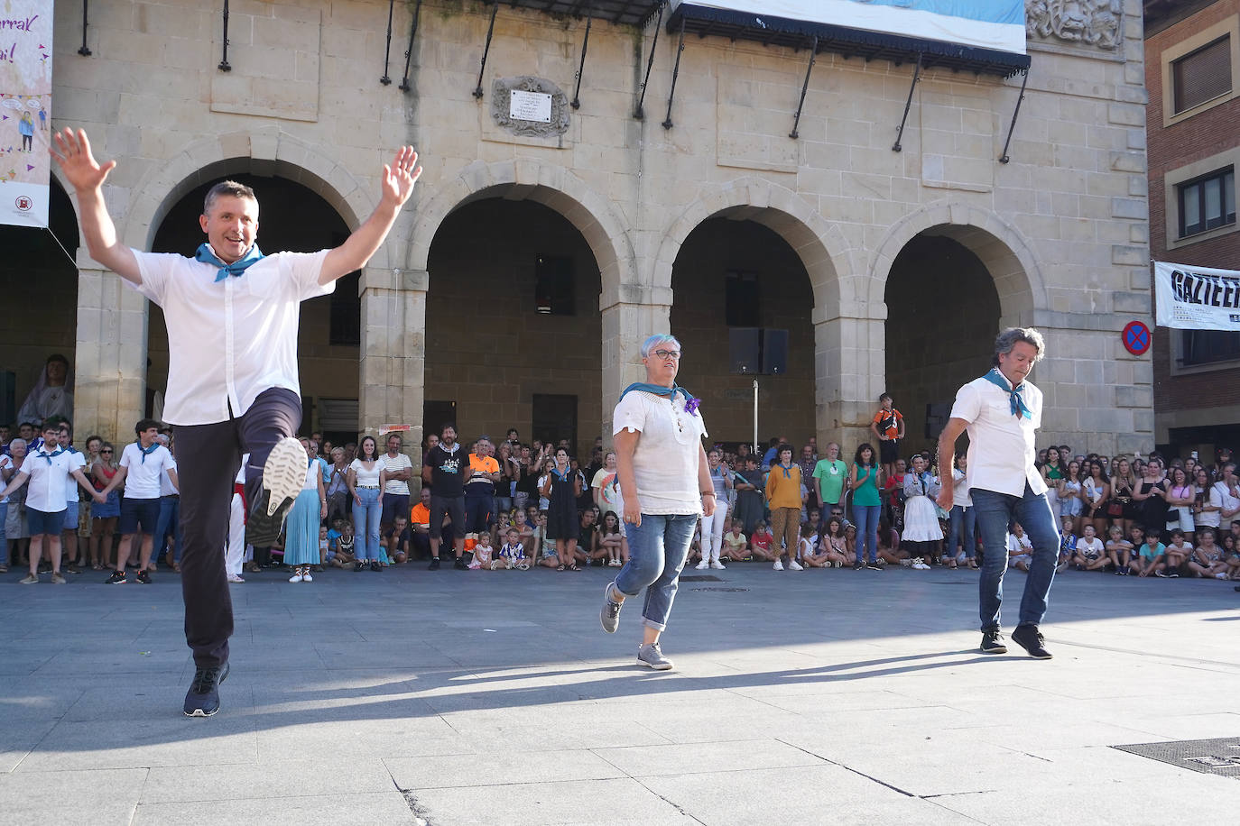Fotos: Xanisteban festetan murgildu dira oiartzuarrak