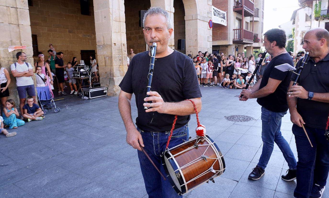 Fotos: Xanisteban festetan murgildu dira oiartzuarrak