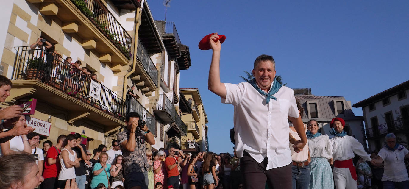 Fotos: Xanisteban festetan murgildu dira oiartzuarrak