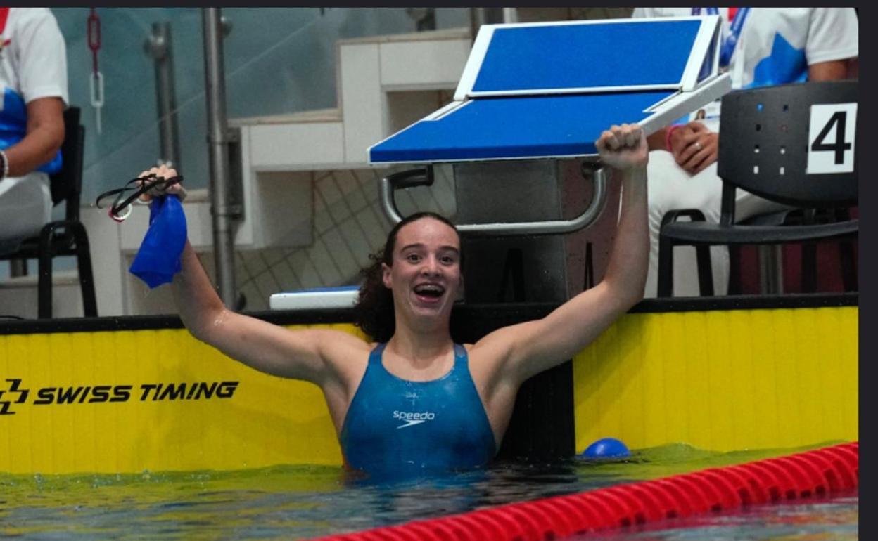 La nadadora del Tolosaldea, Nahia Garrido celebra su victoria. 