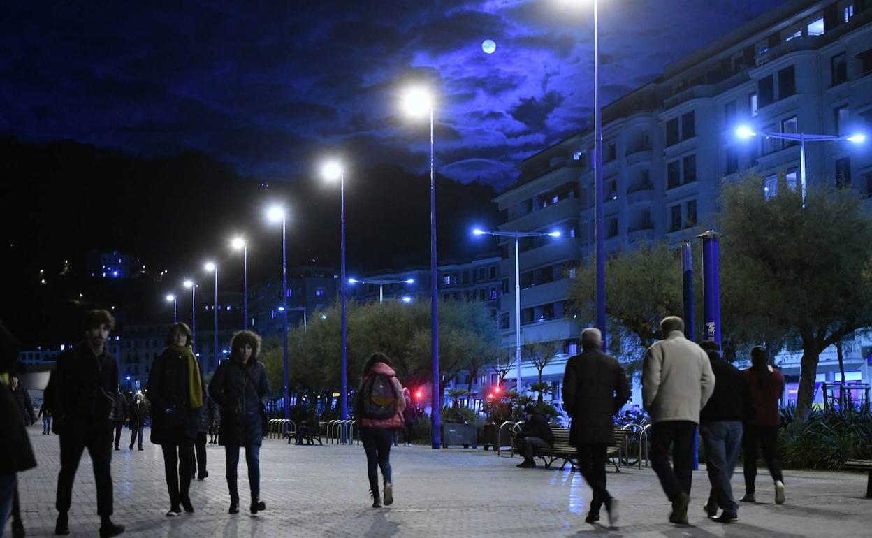 Viandantes en el paseo de Zurrriola. 