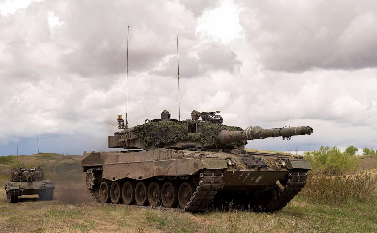 Dos tanques Leopard durante maniobras militares. 