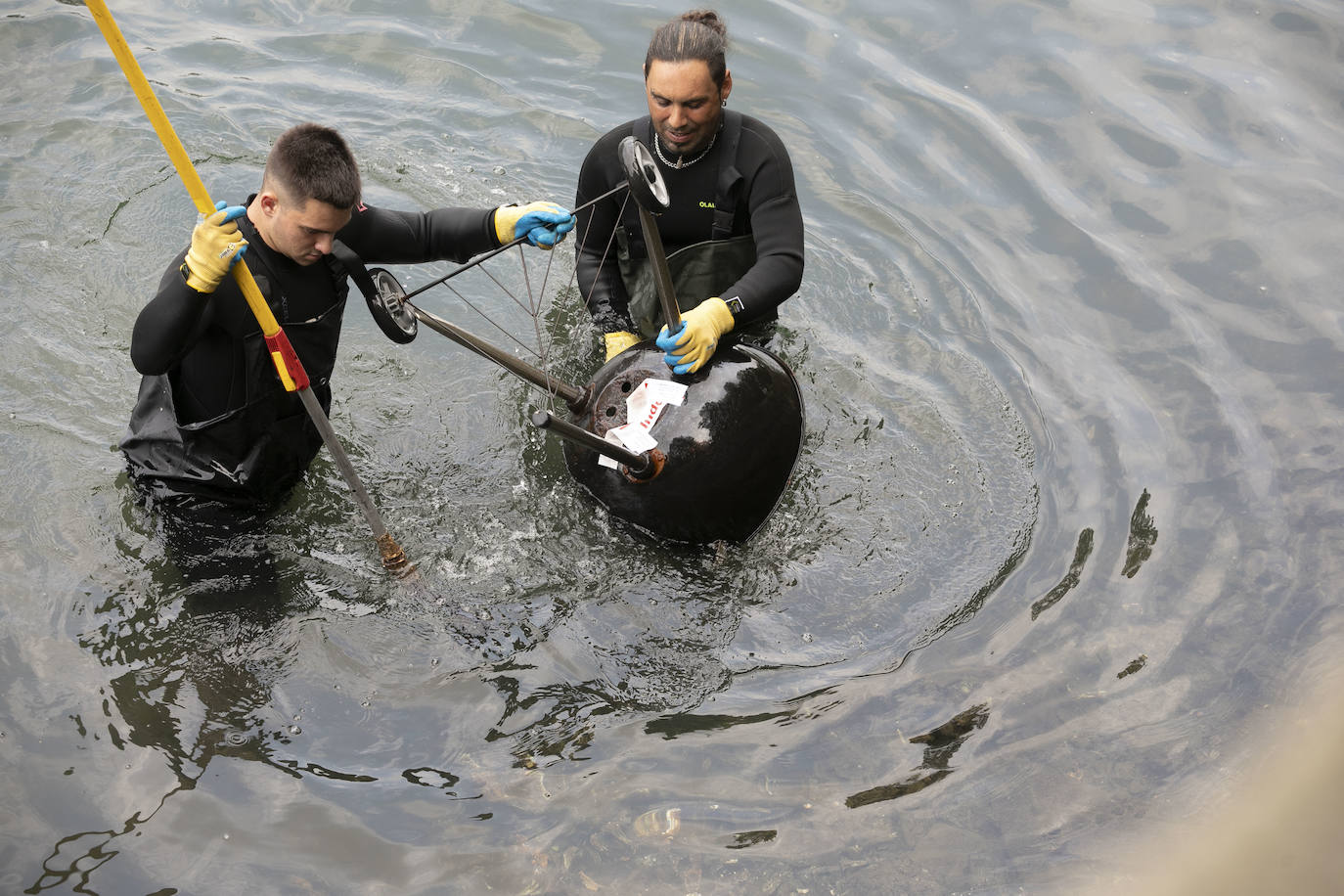 Fotos: Estos son los objetos que han rescatado del rio Urumea