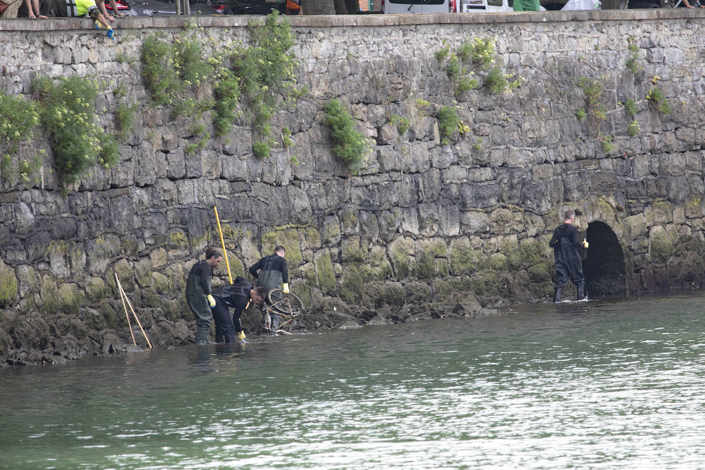 Fotos: Estos son los objetos que han rescatado del rio Urumea
