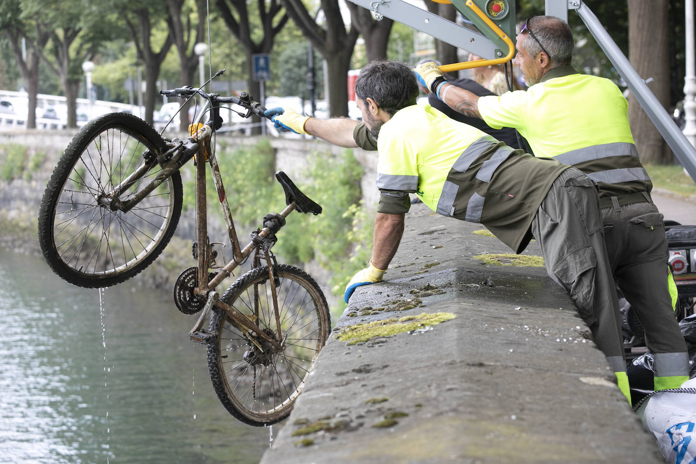 Fotos: Estos son los objetos que han rescatado del rio Urumea