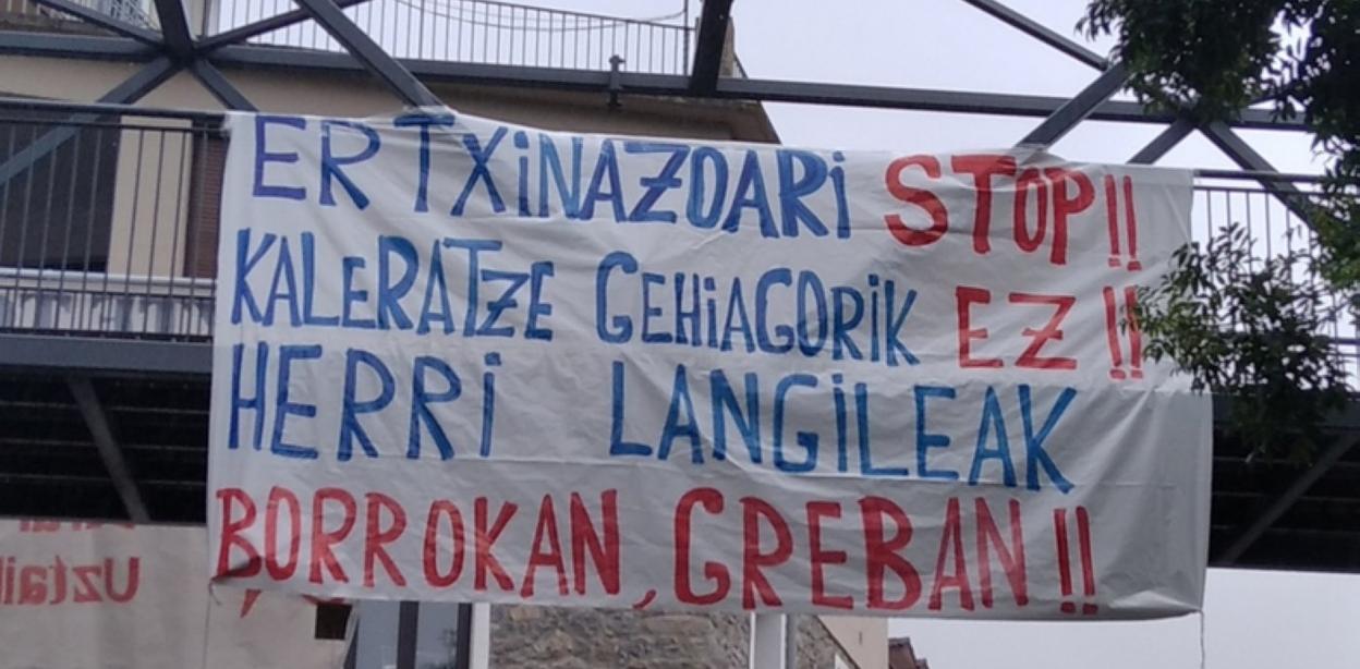  Herrian agertu diren karteletariko bat. 