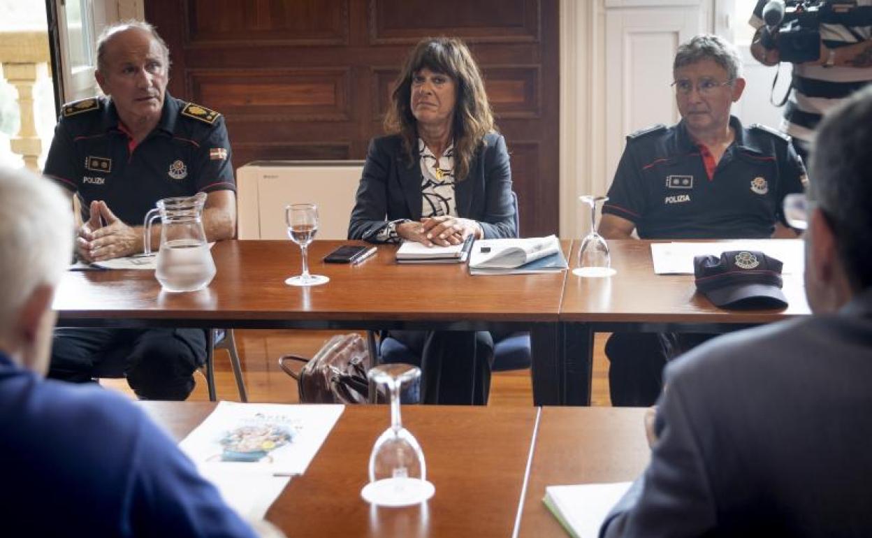 Josu Bujanda y la directora de la Ertzaintza, Victoria Landa, este miércoles en el Ayuntamiento.