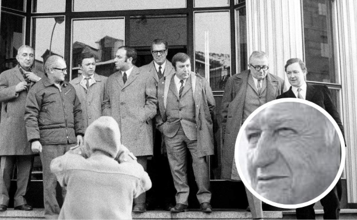 Pedro Ruiz Balerdi posa con el resto de abogados defensores de los 16 miembros de ETA juzgados en el Proceso de Burgos.