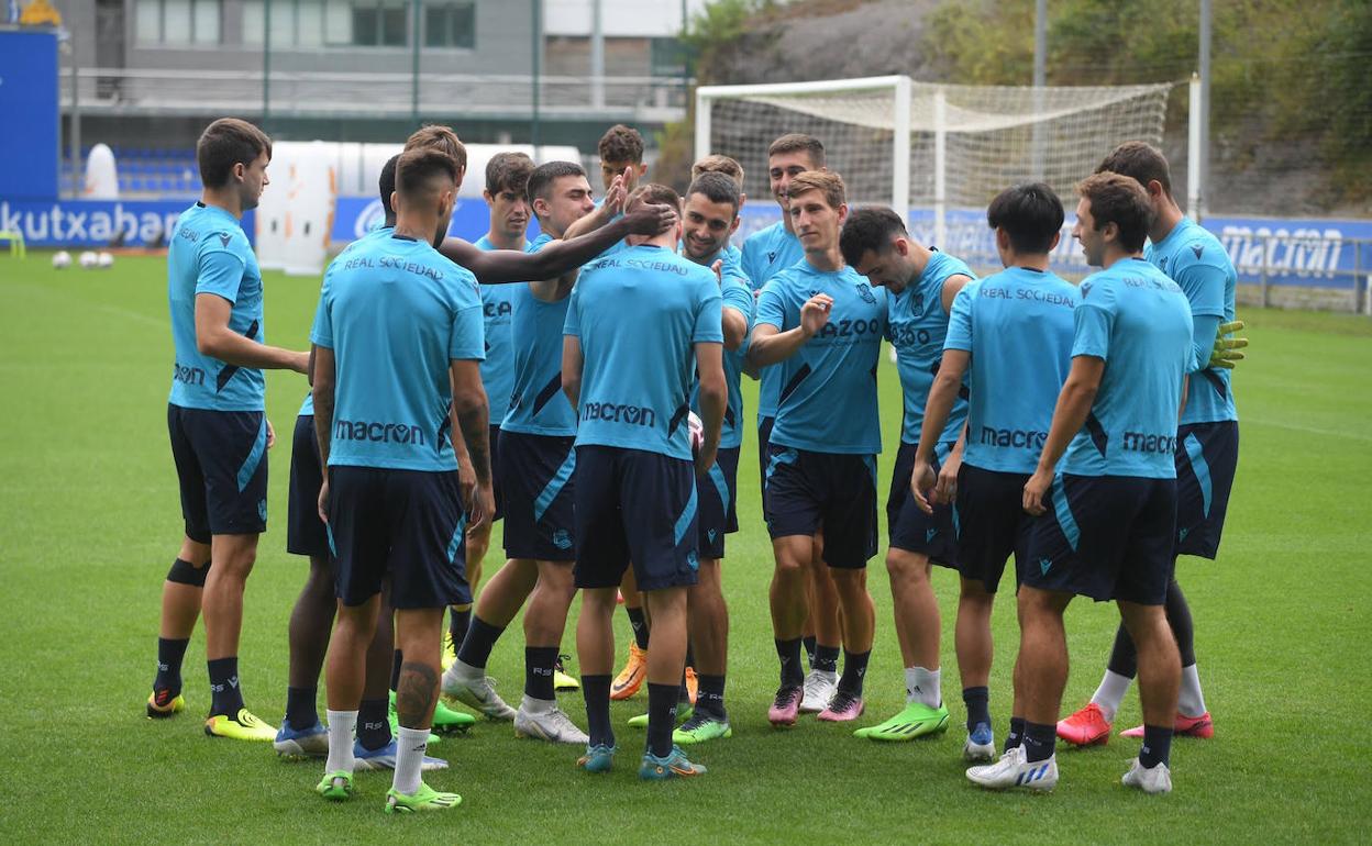 Los jugadores de la Real Sociedad bromean en un entrenmiento en Zubieta. 