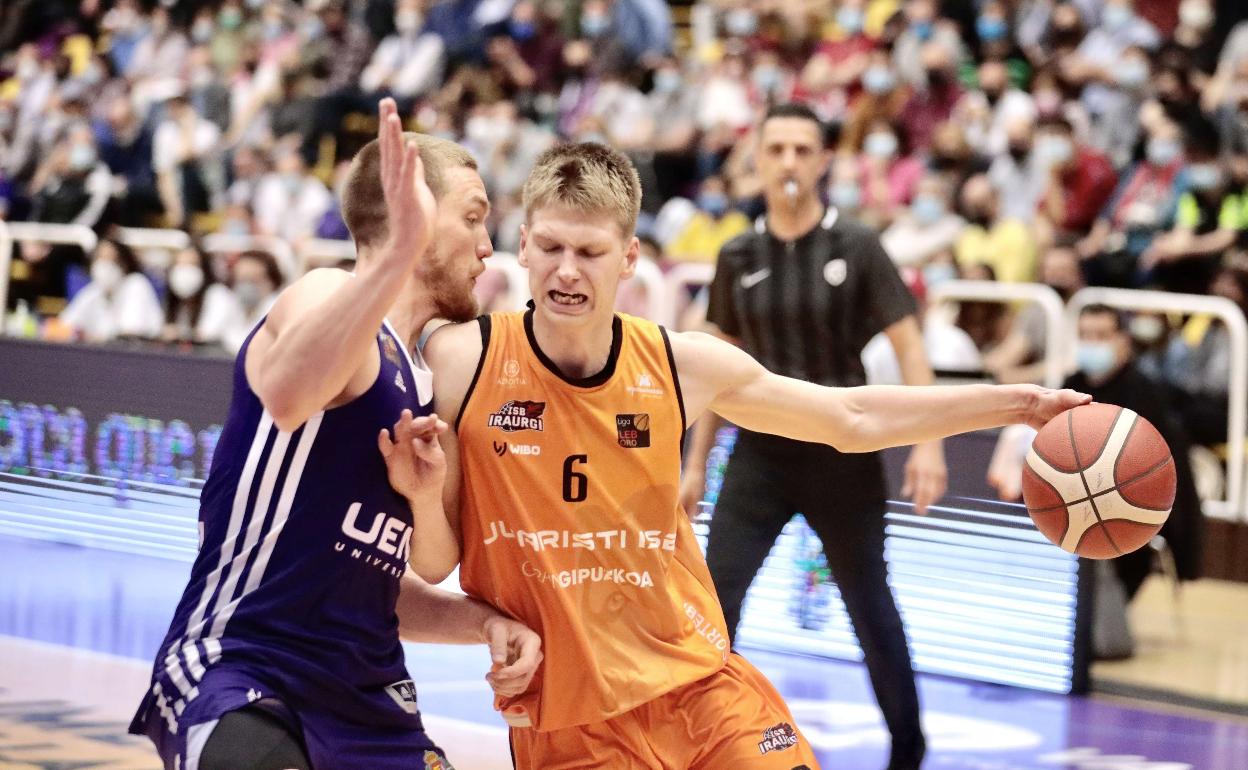 Pavel Savkov ataca con el balón en el partido jugado esta pasada temporada ante el Real Valladolid.