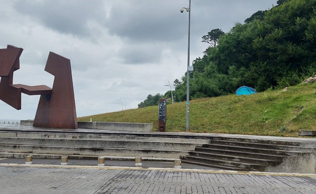 La tienda de campaña observada este miércoles junto a la obra de Oteiza.