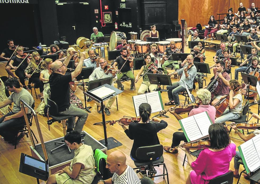 Ensayo. Unai Urrecho dirigió ayer enBilbao el ensayo con los solistas y la Sinfónica bilbaína. 