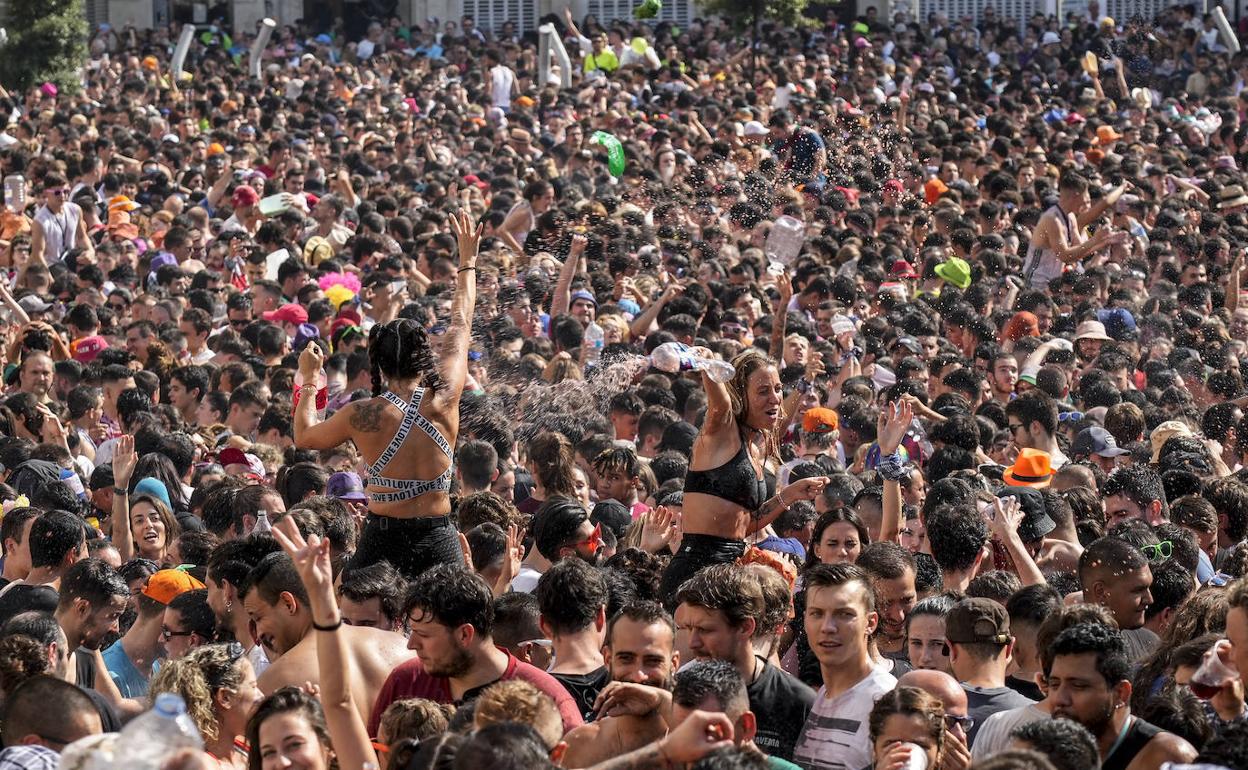 Miles de personas durante la celebración ayer de la bajada de Celedón. 