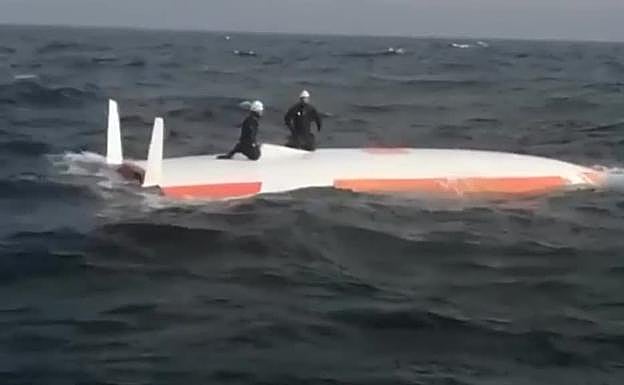 Rescate al filo de lo imposible: Un navegante francés sobrevive 16 horas bajo su velero volcado