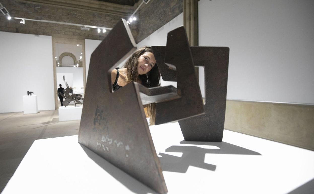 Una joven contempla la primera variante de la 'Construcción Vacía' de Jorge Oteiza. 