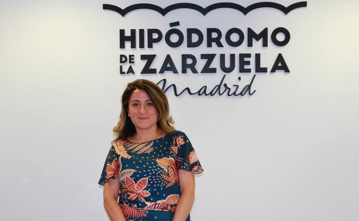 Maritcha Ruiz Mateos posa bajo el logotipo corporativo del hipódromo madrileño tras su nombramiento. 