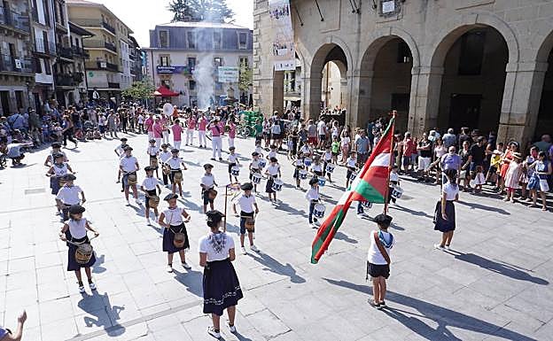 Haur danborrada. Herriko kaleetan barrena ibili ondoren, Doneztebe plazan jo zituzten azken abestiak.