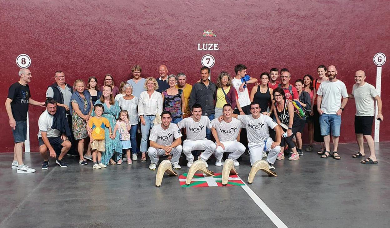 Los participantes del 'Jai Alai y Gastronomía' posaron con los protagonistas.