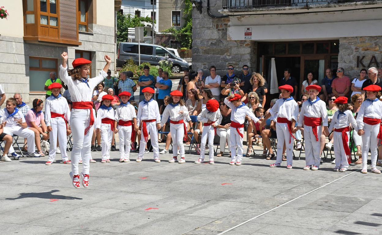 Dantza eta haurren pilota partidak Berastegin