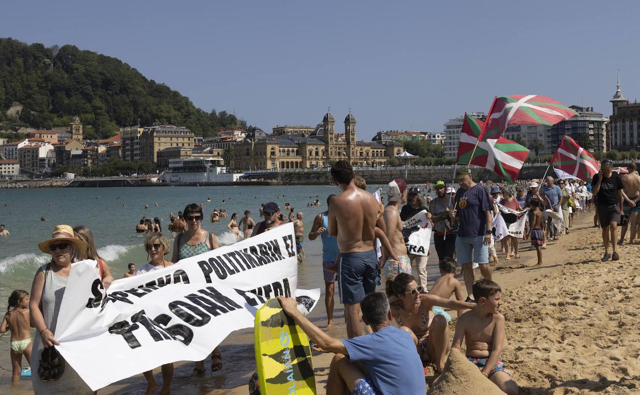 La movilización de Etxerat este domingo en la playa de La Concha.