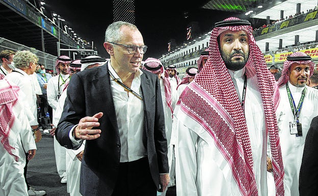 Kufiyyas en el paddock.  El príncipe Mohamed bin Salmán recorre el circuito de Jeddah con Jean Todt, presidente de la FIA. En los últimos años el 20% de los grandes premios se han mudado a Oriente Medio.