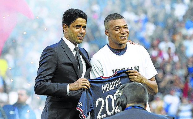 Fichajes astronómicos.  El empresario catarí Nasser al Khelaifi, presidente del PSG, celebra la renovación de Kylian Mbappé. El equipo francés lidera el podio de los clubes-estado junto al Manchester City o el Newcastle.