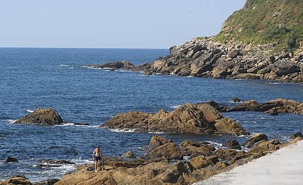 La mujer fue rescatada a 100 metros de las rocas, en mitad del mar, cerca de la zona de la punta del Monpas. 